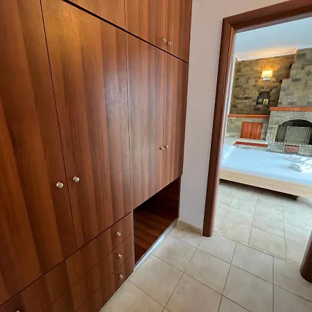 Ξενοδοχείο με διαμερίσματα Meresi - Town Center 3*
